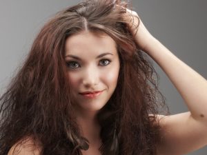 Come proteggere i capelli dal crespo in Estate